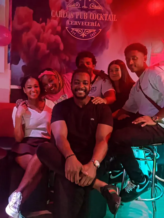 Grupo de amigos sonriendo en Carlos Pub