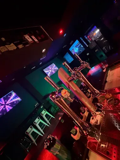 Grifos de cerveza en la barra con luces de neón