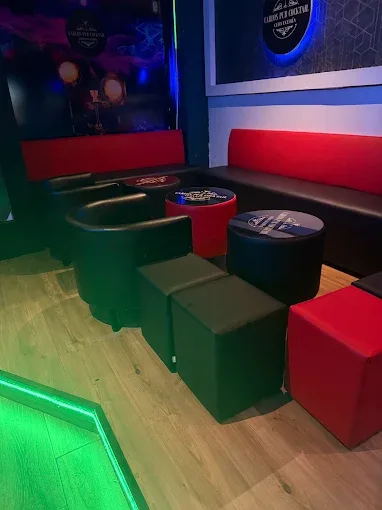 Sala con sofás de terciopelo rojo y luces de neón